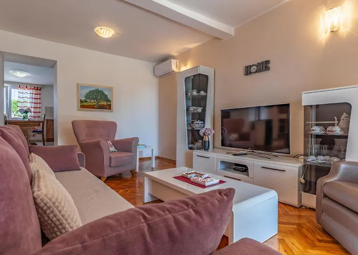 Melanie Apartment